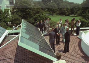 卡特总统参加白宫屋顶太阳能安装落成典礼，1979年6月20 日。图片来源：卡特图书馆。