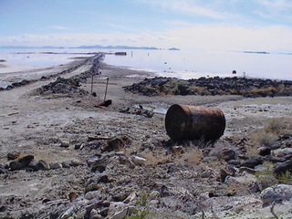 犹他州大盐湖东北岸过去的石油勘探工事留下的残存品，Robert Smith在1970年创作Spiral Jetty 时，
将其作为背景，摄于2003，Rozel Point 。