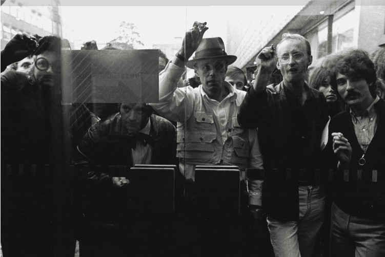 艺术家和其他抗议者举行“我们要参加 1970 KUNSTMARKT”的活动。左边第二位：Helmut Rywelski；中间为Joseph Beuys; 右边第二位:  Klaus Staeck。摄影：Angelika Platen
