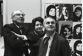 Rene Berger (左）与 Michael Sonnabend 在沃霍尔的作品Nine Jackies 前，摄于1970年国家画廊家沙龙上。