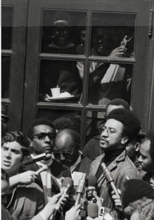 H.Rap Brown讲话，支持学生占领密尔顿大厅，纽约哥伦比亚大学，1968年4月26日. 图片：Bettmann/Corbis.