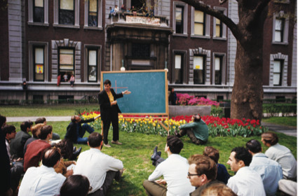 学生占领期间，一位教授在数学厅的外面上课，纽约，1968年4月. 图片：Steve Schapiro/Corbis.