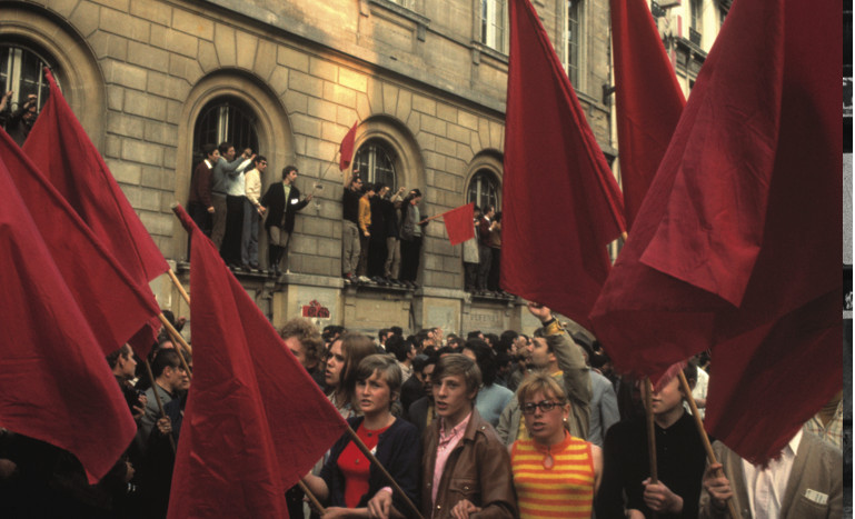 1968年5月29日，巴黎游行。（摄影：Bruno Barbey/玛格南图片）