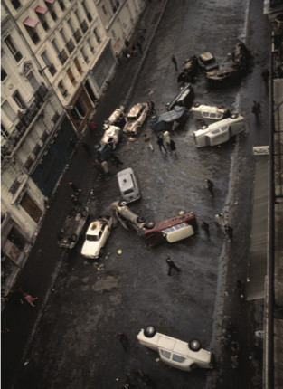 1968年5月巴黎拉丁区（摄影：Bruno Barbey)