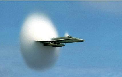 Stanford Kwinter作品《远离平衡：关于技术和建筑文化的随笔》插图。美海军舰队FA-18C Hornet在太平洋上空突破声音障碍，1999年7月。图片：
John Gay/美国海军。