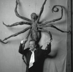 路易丝·布尔乔亚（Louise Bourgeois)在其工作室，身边是她1996年的雕塑《蜘蛛4号》，布鲁克林，1996。摄影：Peter Bellamy。