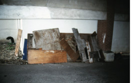 基顿、《转化的木堆》、2002、木片、尺寸可变。