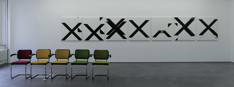基顿作品展览现场，2007， Francesca Pia画廊，苏黎世。前景：未命名行动雕塑（五把Enron椅子）。后景：2007年五件未命名作品。
