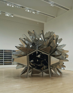 “慢慢来： 奥拉维尔·埃利亚松”现场，2007，旧金山现代艺术博物馆。左起：视野系列，2002；《多重洞穴》, 2004。摄影：Ian Reeves。