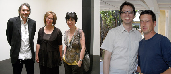 左t: 策展人Klaus Ottmann，艺术家Susan York和画廊家Leslie Tonkonow。 (摄影: Glen Helfand) 右: Santa Mónica艺术中心总监Ferran Barenblit和艺术家Marti Anson。(摄影: Carole Devillers)