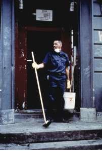 Michael Bramwell的《楼宇清洁工》（1995-96），表演现场，纽约，1995。
