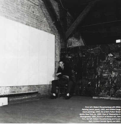 左起：罗伯特· 劳森伯格和White Painting (七块版),1951,《未命名》（大幅黑色画）,1953,艺术家纽约Fulton Street工作室。