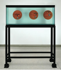 杰夫·昆斯、《三球平衡筐》、1985、玻璃、钢、氯化钠试剂、蒸馏水、篮球、60 1／2×48 3／4×13 1／4″