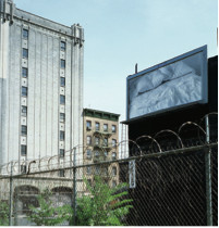  Felix Gonzalez-Torres,《未命名》、广告牌、 装置现场、纽约东二街第二大道31－33
&nbsp;