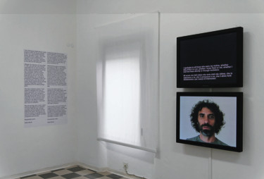 Rabih Mroué、 《我，签署人》、录象装置与墙上文本、录象现场、意大利 特伦蒂诺前邮政局。