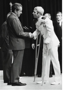 尼克松总统欢迎麦凯恩从越南北部释放归国（此前他坐了5年半的监狱），华盛顿，1973年5月24日。