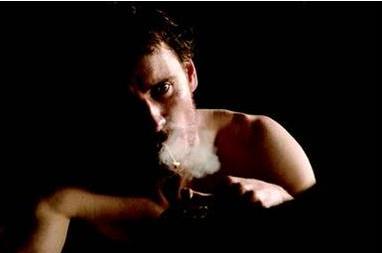 史蒂夫·麦奎因、《饥饿》、2008、35毫米彩色影片剧照、96分钟。Bobby Sands(Michael Fassbender 饰)