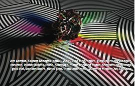 Jim Lambie、《永远的变化》局部、2008、乙烯基颜料、椅子、上光颜料、不锈钢、皮夹克、手包、镜子、手包带、运动鞋、喷雾器、金箔、木门、金属门。装置现场、格拉斯哥现代艺术画廊。