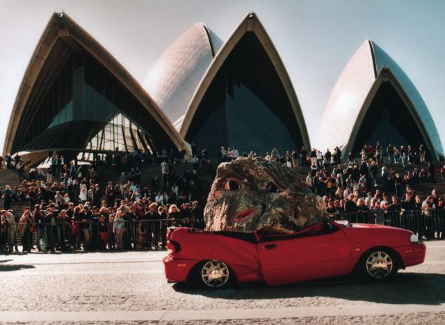 吉米安•德拉姆、《静物：石头与汽车》、汽车、岩石和颜料、2004、
装置现场、悉尼歌剧院。
2004年悉尼双年展。
