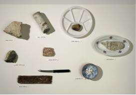 吉米安•德拉姆、《石化的危险》（局部）、1998-2007、有物体和文本的玻璃陈列橱窗、200×50×78厘米。