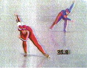 Dara Birnbaum、《流行录像: 综合医院/奥运女子速滑》1980、彩色录像截图、6分钟。