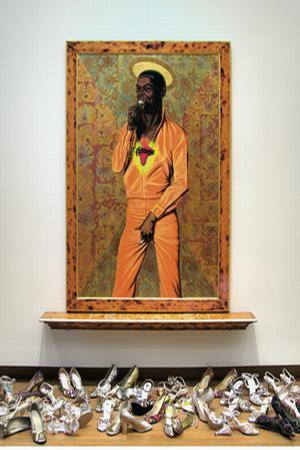 巴克利L.•亨德里克斯、《费拉：阿门，阿门，阿门，阿门…》、2002、亚麻布上油画、彩铜箔、木架、祭坛支架、27双高跟鞋、170×119厘米。