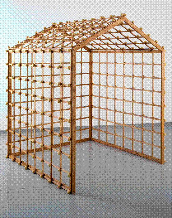 西格玛•珀尔克、《马铃薯屋》、1967、木头和马铃薯、252×200×200cm。