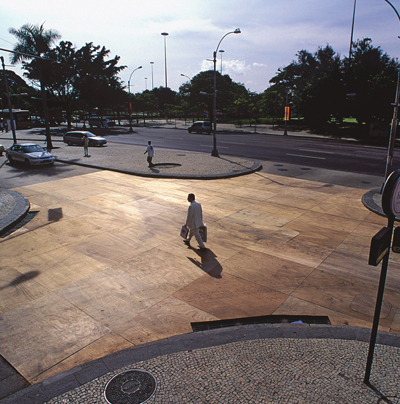 雷娜塔•卢卡斯、《十字路口》、2003、木头。装置现场、Rua dois de Dezembro, Praia do Flamengo和Rio de Janeiro交叉口, 2003。
