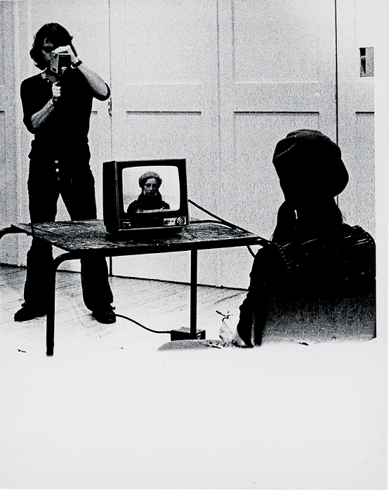丹•格雷厄姆、《两个意识摄影》、1972。表演现场、Lisson画廊、伦敦、1972年3月。