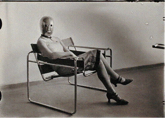 Erich Consemuller、《无题》(施莱默设计的面罩、布耶设计的椅子、贝耶设计的衣服）ca、1926、黑白摄影图片、13×17cm。
