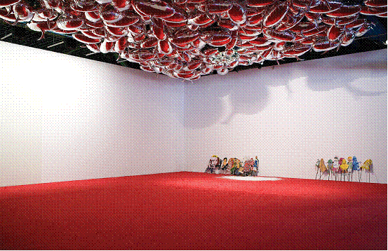 《菲利普•帕雷诺》2009现场、蓬皮杜艺术中心、巴黎。顶部：《言语泡泡》、2009。地面：《1977年1月31日》、2009。背景左起：《别再谈现实》（尾部）、1993/2009; 《游行？》、2009。