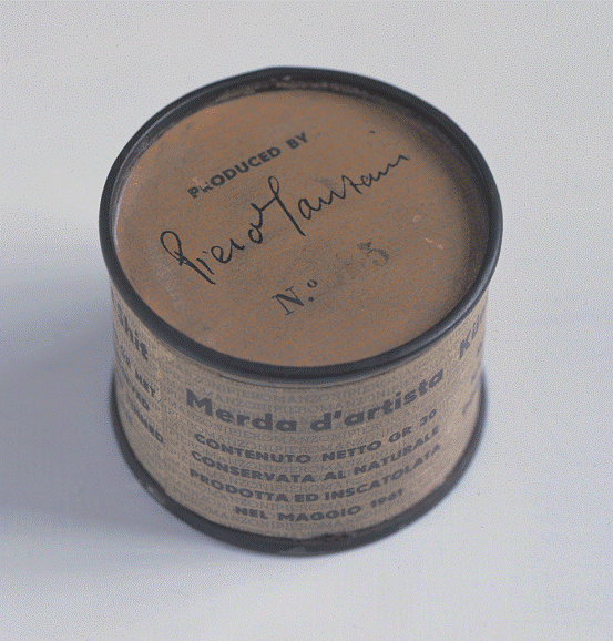 皮耶罗•曼佐尼、《艺术家的屎》、1961、罐子和印纸、5×6×6 cm。