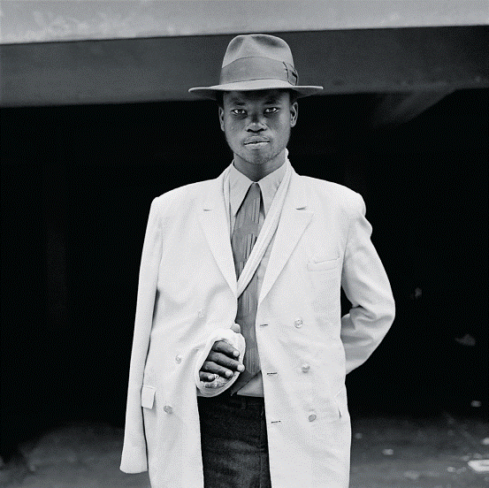 大卫•戈德布拉特、《一只胳膊受伤的人》、Hillbrow Johannesburg、1972年6月、黑白照片、50×50cm。