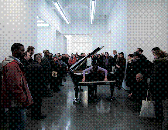 Allora &amp; Calzadilla、《停下，修葺，准备：在一架预制钢琴上的“欢乐颂”变奏》、2008。表演现场、Gladstone画廊。纽约、2009年1月23日。