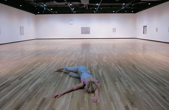 弗洛拉•韦格曼在西尔克•奥托纳普的展览中表演、加拿大班芙中心瓦尔特•费利普斯画廊、2009。