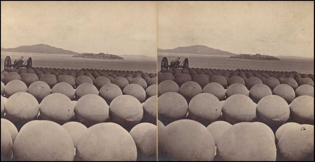 埃德沃德•迈布里奇（Eadweard Muybridge），《炮弹和旧金山海湾魔鬼岛》（Cannonballs and San Francisco Bay, Alcatraz Island, 1869），黑白照片。