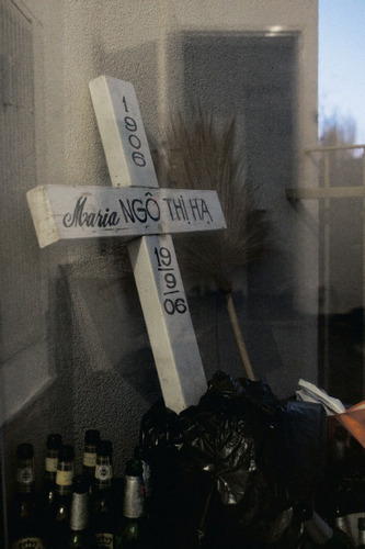 艺术家柏林的阳台上的坟墓标记、2007。