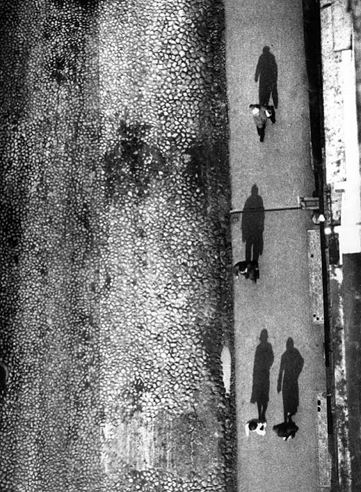 亚历山大•罗德琴科、《人行道上》、1928、黑白摄影。
&nbsp;