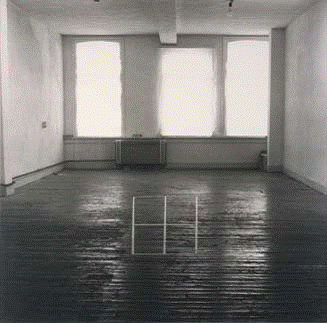 简•迪贝兹、《角度的纠正-我的工作室II 3: 地板上有十字的方形》、1969、摄影帆布上黑白图片。
