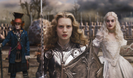 蒂姆•波顿、《爱丽丝漫游仙境》、2010、彩色录像转3-D、108分钟剧照、左起：疯帽人（迪普）、爱丽丝（米娅）、白后（海瑟薇）