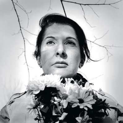 阿布拉莫维奇，《有花的肖像》，2009，黑白照片，136×138cm
