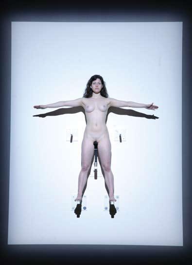 Brittany Bailey重演阿布拉莫维奇的《亮度》，1997，纽约现代艺术博物馆，2010