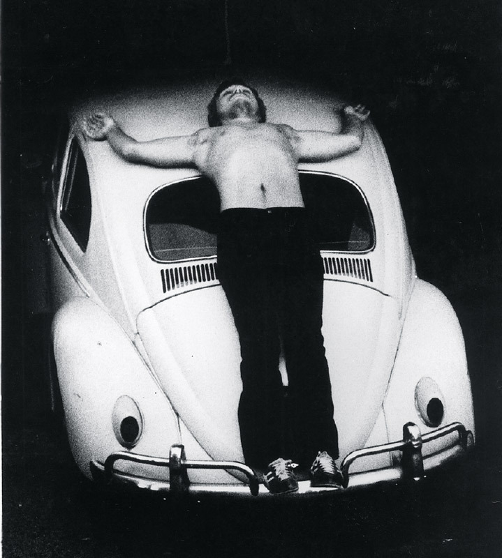 克里斯•伯顿，《刺穿固定》，1974，行为艺术
