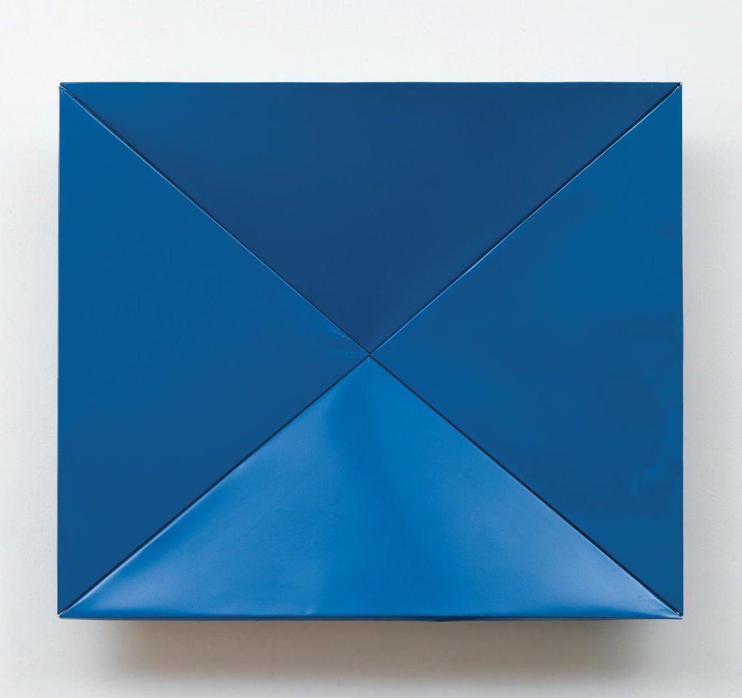 珀森斯科, 《蓝色折叠》（Blaue Faltung） , 1965, 油漆、铝板, 386x 100x 14.6cm。 
