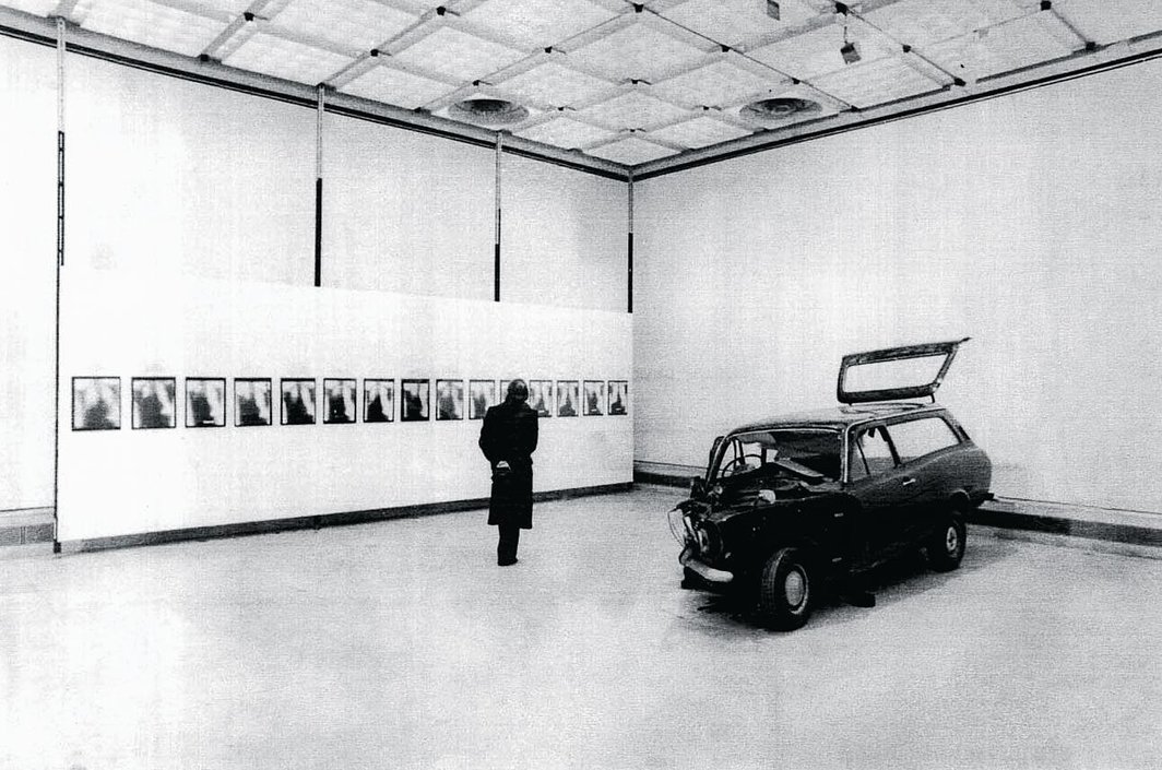 《无题》（被安置在Clare Hall医院高度护理单元），1970， 艺术家的汽车残骸、个人X光片，装置，海沃德画廊，伦敦，1971