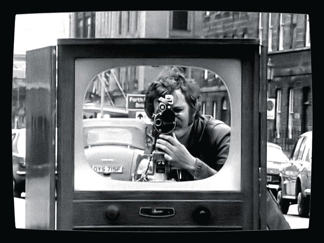  David Hall,《电视射击》，1971， 黑白录像截图，2分45秒，来自1970年艺术家为苏格兰电视台的STV系列拍摄的《电视介入（7件电视作品）》