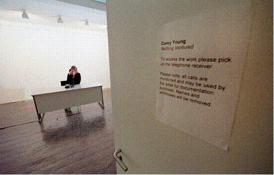 凯瑞•扬、《Nothing Ventured》、2001、呼叫中心、艺术家文稿、电话、家具、录音机、磁带、对话录音。
展览现场、伦敦fig-1画廊、2001。
