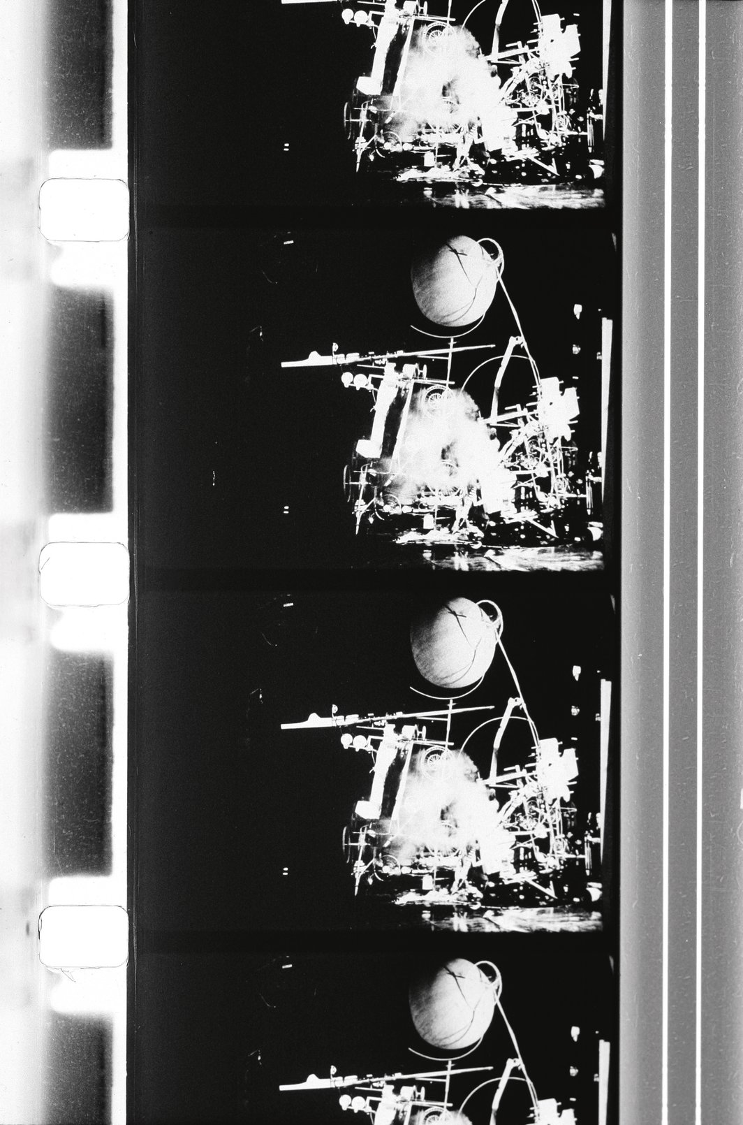 布里尔，《向丁古利的&lt;向纽约致敬&gt;致敬》，1960。16毫米黑白电影连续剧照，9分40秒。