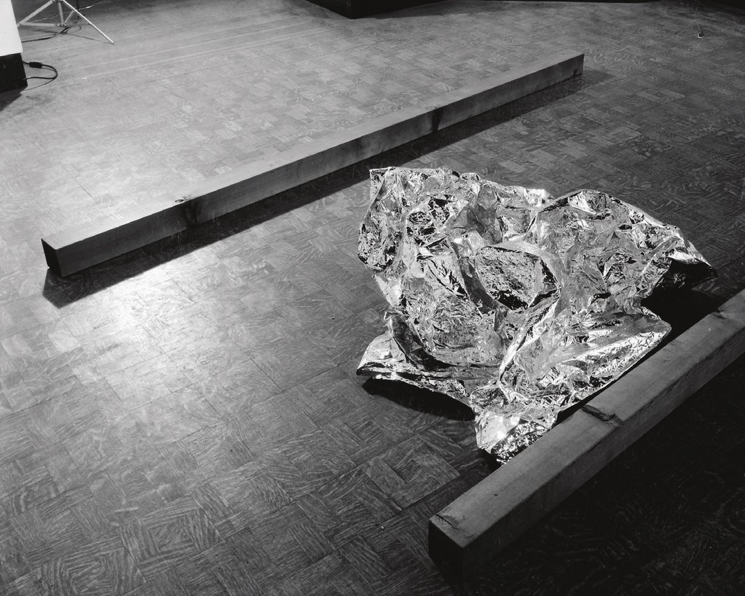 布里尔，《自动毯》，1969，聚酯薄膜、发动机，装置，Bonino画廊有限公司，纽约。