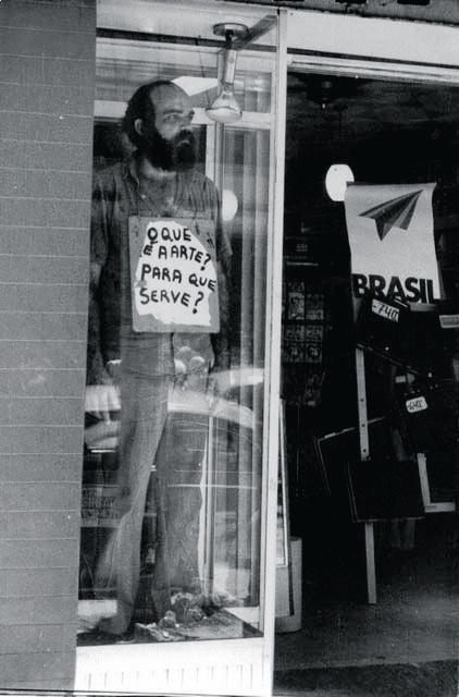 保罗·布鲁斯基，《什么是艺术？艺术为何？》，1978年，四张记录行为现场的黑白照片之一，每张照片规格为：69.8 x 50厘米。